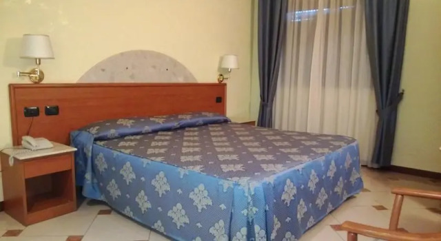 Hotel Gallo DOro, Забронировать Отель Отели Корильяно-Калабро с парковкой, Парковка