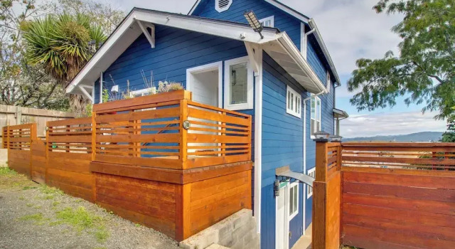 Апартаменты 1 Mi to Dtwn Coos Bay: Sleek Apt w/ Deck & Views!