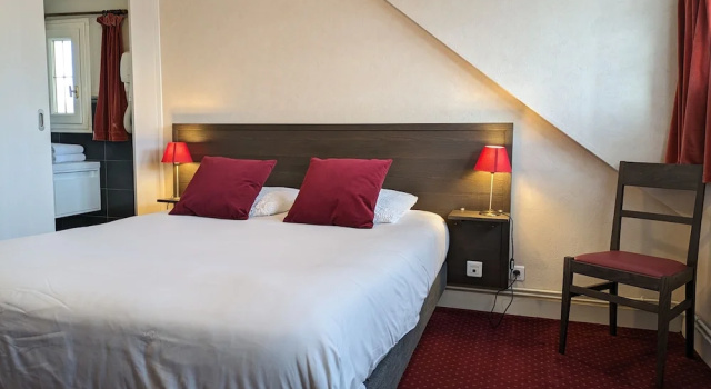 Четырёхместный номер Standard Logis Hôtel Le Saint Florent