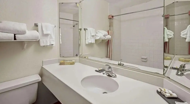 Четырёхместный номер Standard La Quinta Inn Houston Greenway Plaza