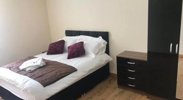 Contemporary 2 bed Apt 13, Prenota Hotel Hotel a Trafford con parcheggio, Parcheggio