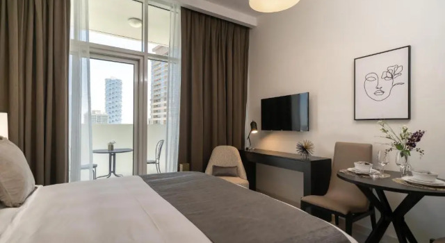 HiGuests - Elegant Studio with Pool and Private Balcony