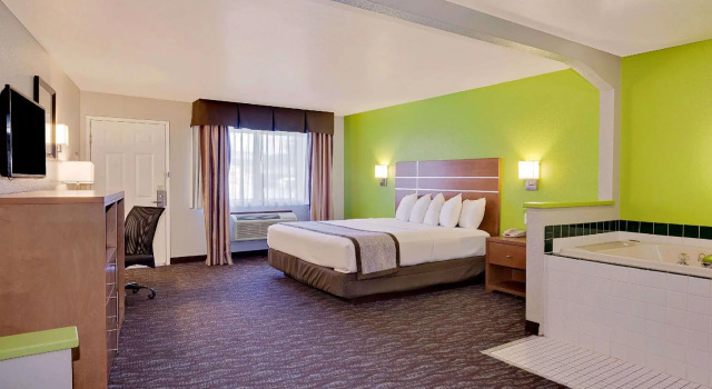 Двухместный люкс Days Inn & Suites by Wyndham Arcata
