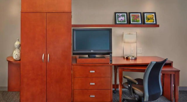 Четырёхместный номер Standard с балконом Courtyard by Marriott Stuart