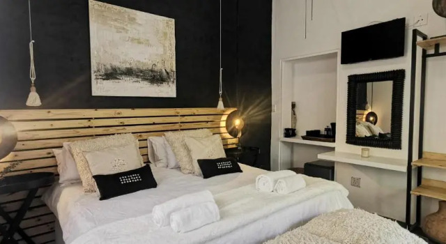 EXQUISITE PRIVATE LUXURY SUITE WITH KING BED at BOKMAKIERIE VILLAS