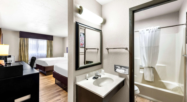 Четырёхместный номер Deluxe Americas Best Value Inn Marquette