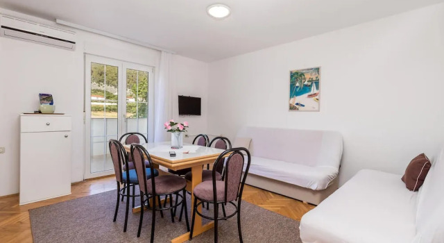 Stunning Home in Barbat-rab With Wifi and 2 Bedrooms, Prenota Hotel Hotel a Isole Quarnerine con parcheggio, Parcheggio