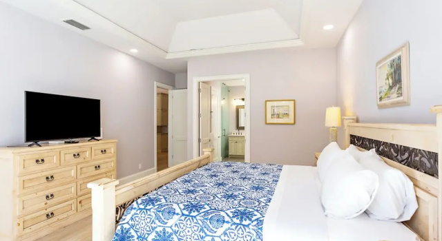 Imola: Newly Remodeled Pool Home Minutes from Vanderbilt Beach. Family-Friendly Retreat with 4 BR, 3.5 Bathrooms, and Private Screened Pool. Perfect Location Near Mercato and Naples Attractions