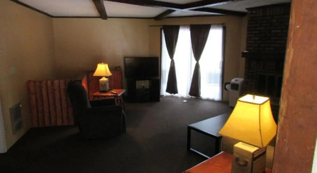 Апартаменты The Lake George Inn