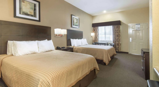 Четырёхместный номер Standard Days Inn by Wyndham Baytown East