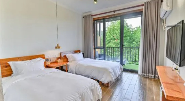 Кровать в общем номере Moyu Shanju Resort Villa