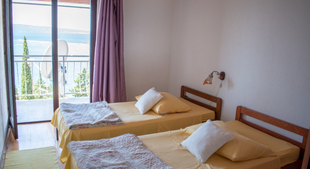 Apartment Ozren - amazing sea view: A2 Omis, Riviera Omis, Book Lejlighed Hoteller i Split Region med parkering, Parkering