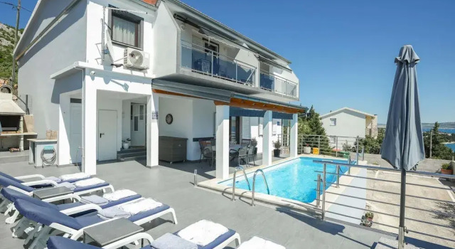 Апартаменты Luxury Apartment with heated pool in Starigrad