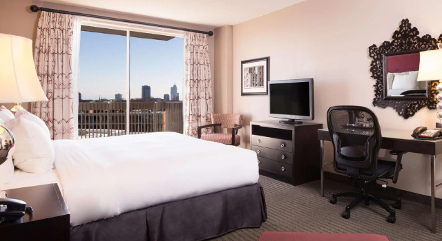 Двухместный номер Standard DoubleTree by Hilton Hotel Raleigh Brownstone University