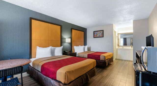Четырёхместный номер Standard Econo Lodge Airport - RJ Stadium