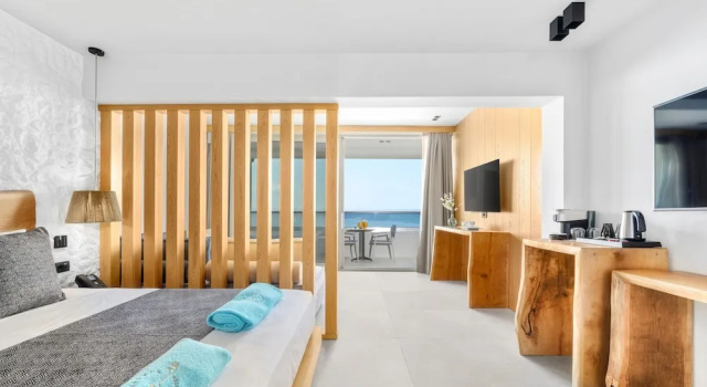 Люкс с балконом и с видом на море Emilys Luxury Suites