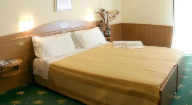 Hotel Leonardo Da Vinci Wellness SPA, Забронировать Отель Отели Бибионе-Пинеда с бассейном, рядом с Долина Вальгранде, Бассейн