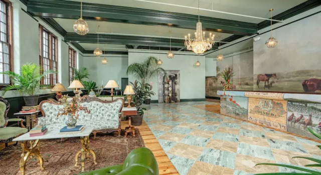 The Aldenberg Hotel, Đặt Khách sạn Versailles Bourbon Trail Kentucky