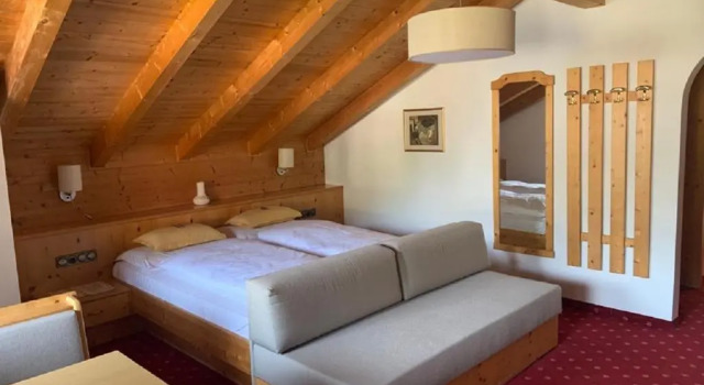 Четырёхместный номер Standard с балконом Hotel Fortuna