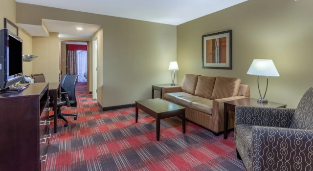 Люкс c 1 комнатой Holiday Inn Express Hotel & Suites Bowling Green by IHG