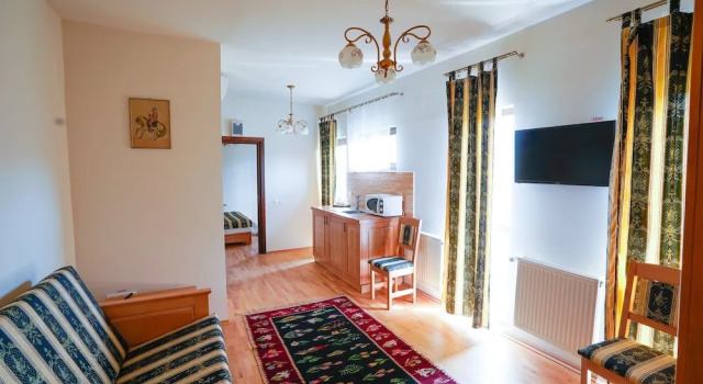 Felix Pension, Varaa Hotelli Hotellit Carpathians - Romania uima-altaalla, Uima-allas