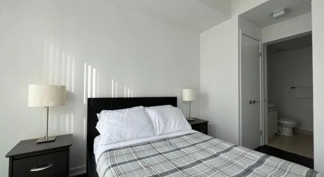Апартаменты Luxury York Street Suites Toronto