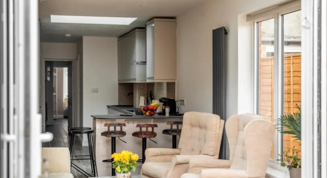 Stylish & Sleek 3BD Home Including Guest House in Southall