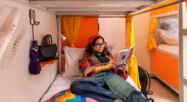 Кровать в общем номере с балконом и с видом на реку goSTOPS Kasol PLUS, Manikaran Road - Private Rooms & Dorms