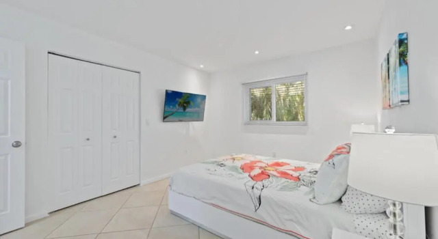 Коттедж с 3 комнатами Close to Vanderbilt Beach home!
