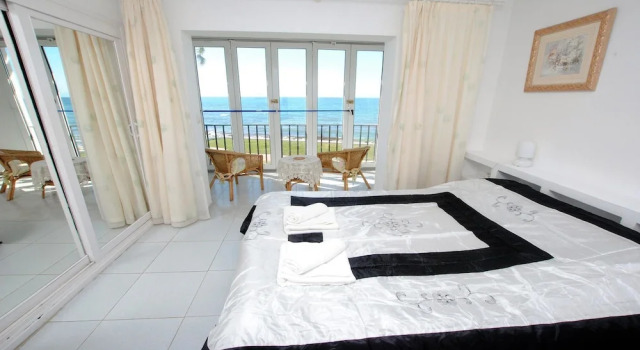 Dona Lola Sandra - Frontline beach house with full sea views within a short drive to Marbella  CS108
