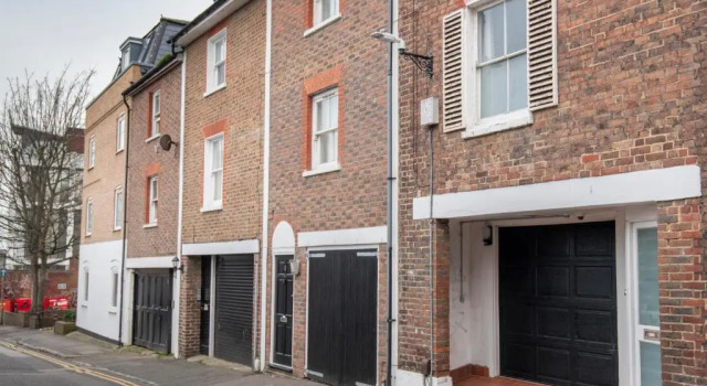 Апартаменты Fantastic 3 Bed Brighton House- Sleeps 6- SUPERFAST WiFi and Garage