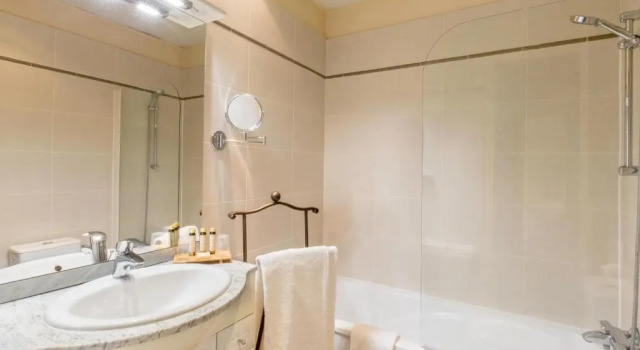 Четырёхместный семейный номер Standard Hôtel Le Maxime - Best Western Signature Collection