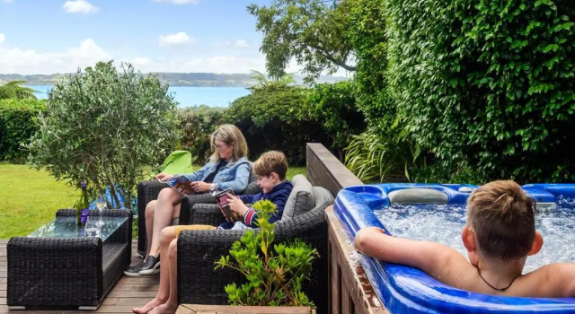 Коттедж The Bird House - Kawaha Point, Rotorua. Stylish six bedroom home with space, views and relaxed atmosphere