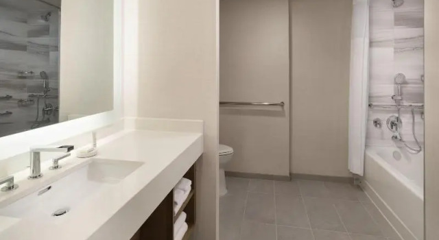 Четырёхместный номер Standard с балконом Marriott Long Beach Downtown