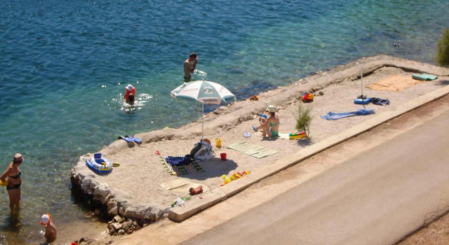Miranda - Quiet & Next to the sea - A4, Забронировать Отель Винишче Trogir Riviera, рядом с Пляж Купиница