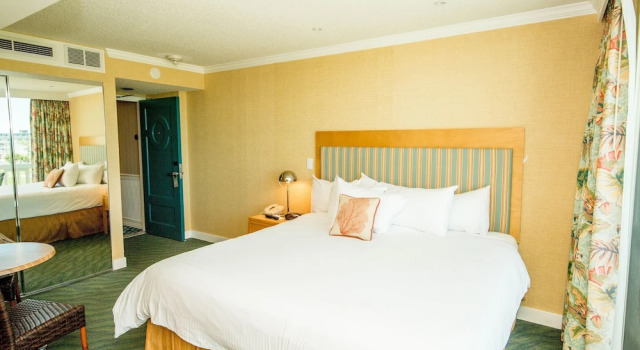Двухместный номер Standard с балконом Port Royal Oceanfront Hotel