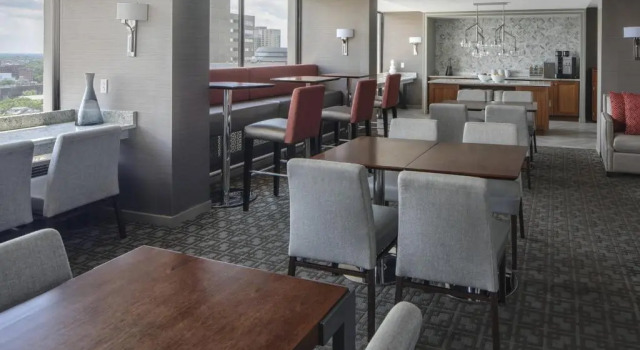 Четырёхместный клубный номер Deluxe Sheraton Philadelphia University City Hotel