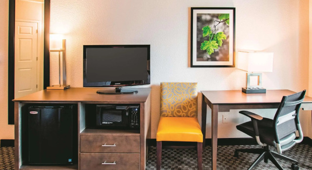 Четырёхместный номер Standard La Quinta by Wyndham Fort Worth City View