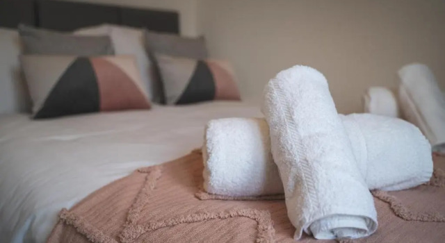 Stunning 3-Bed house in Chester by 53 Degrees Property, ideal for Contractors & Families, FREE Parking - Sleeps 7, Забронировать Отель Отели Честера с парковкой, Парковка