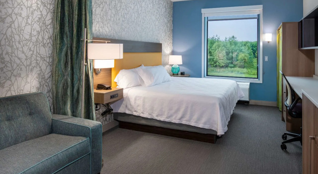Home2 Suites by Hilton Raynham Taunton, Varaa Hotelli Hotellit New England uima-altaalla, Uima-allas