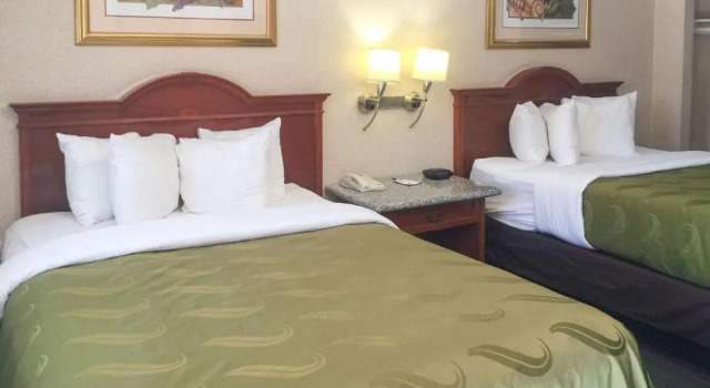 Четырёхместный номер Deluxe Quality Inn & Suites Oceanside Near Camp Pendleton