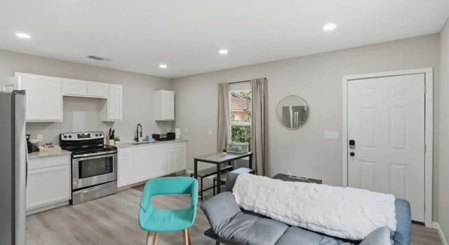 Апартаменты Cozy 3BR Duplex Insuite Laundry Min to Downtown