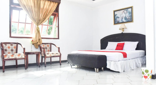 RedDoorz Plus @ Tirta Kencana Hotel, Book Hotel Hoteller i Ambon med parkering, Parkering