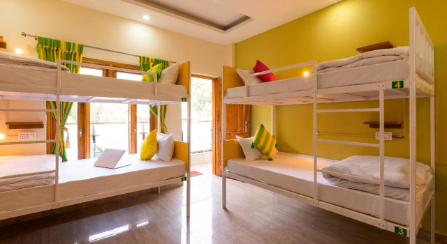 Кровать в общем номере Hotel Tapovan Cottage