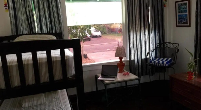 Кровать в общем номере Hakuna Matata Maui Hostel