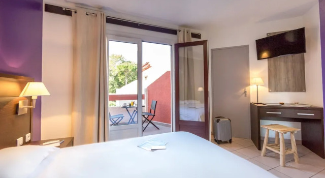 Номер Superior Les Pins Blancs en Provence
