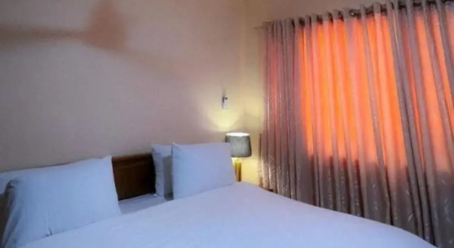 House - Sleeps 10 - Parking - Airport Close