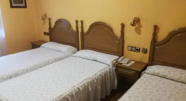 Economică triplă cameră Hotel Xabier