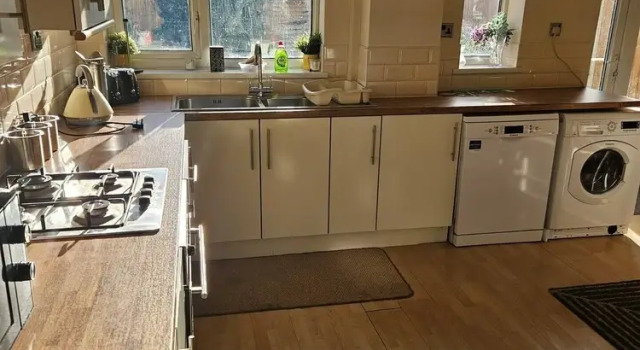 Коттедж 5-bed House With Separate Living Room