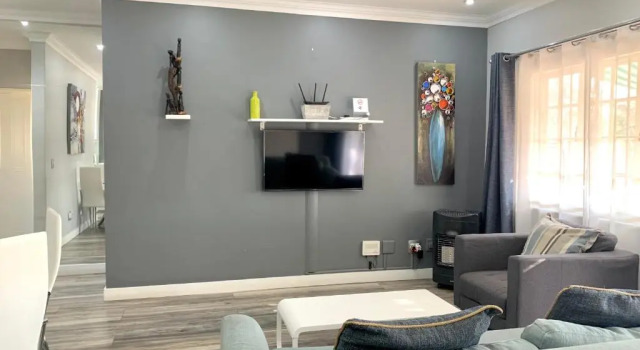 Modern 2-bed apartment in Sandton. Fast Wifi